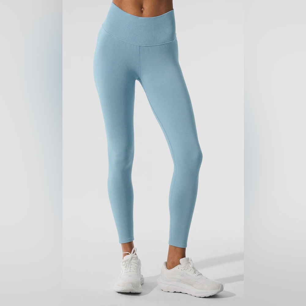 Brand new alo set, tags on. Size medium top and medium bottom